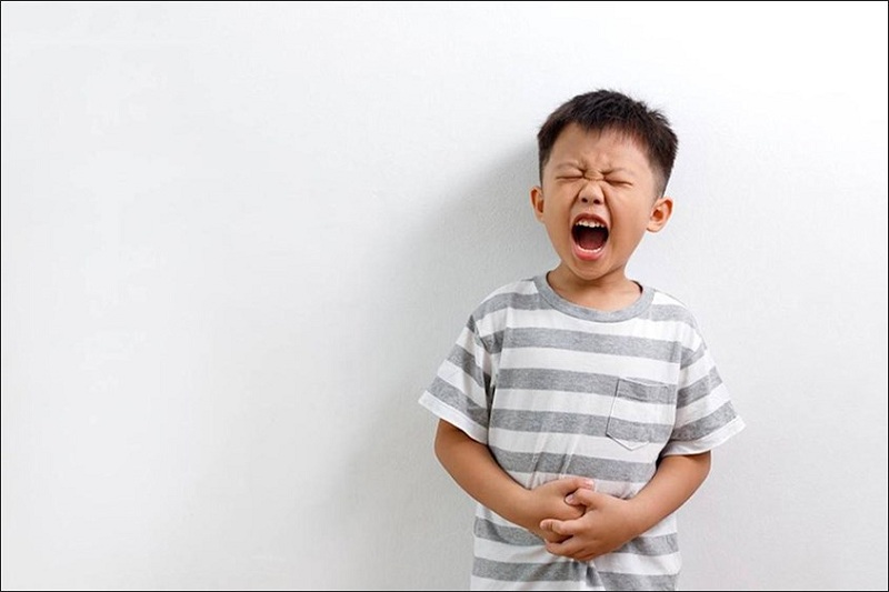 tre-uong-khang-sinh-bi-tieu-chay-3