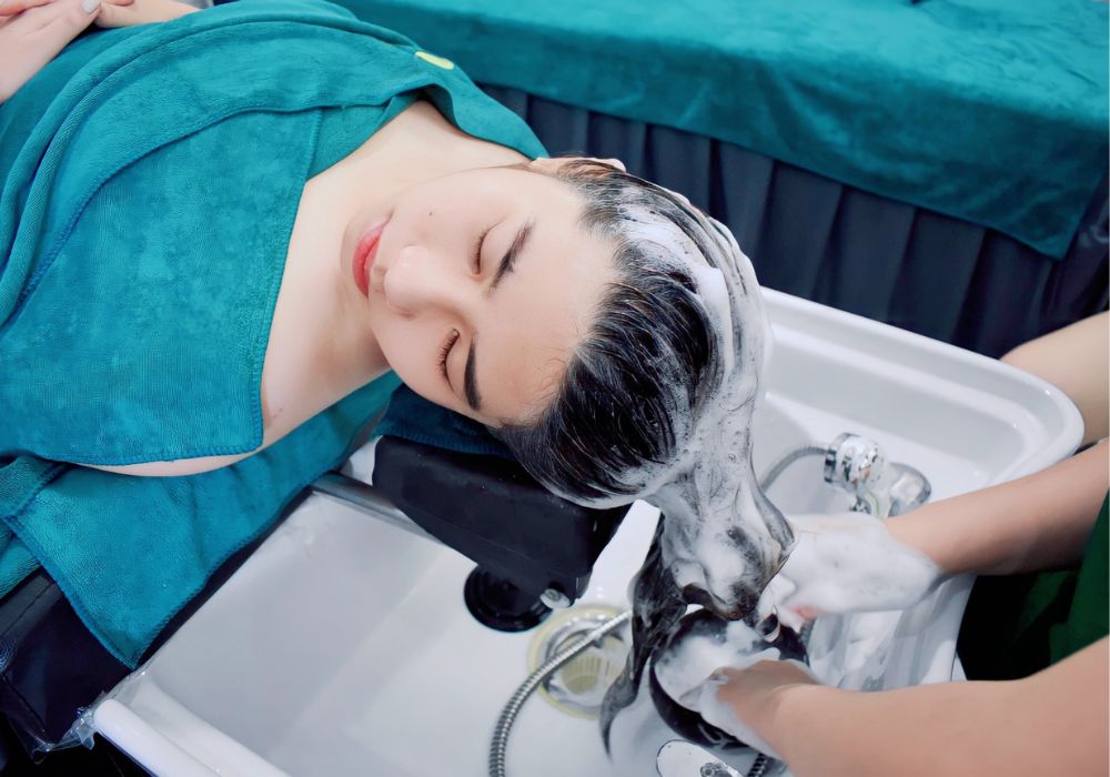 Chú ý lựa chọn dầu gội có thành phần Kẽm pyrithione là cách để đầu hết gàu