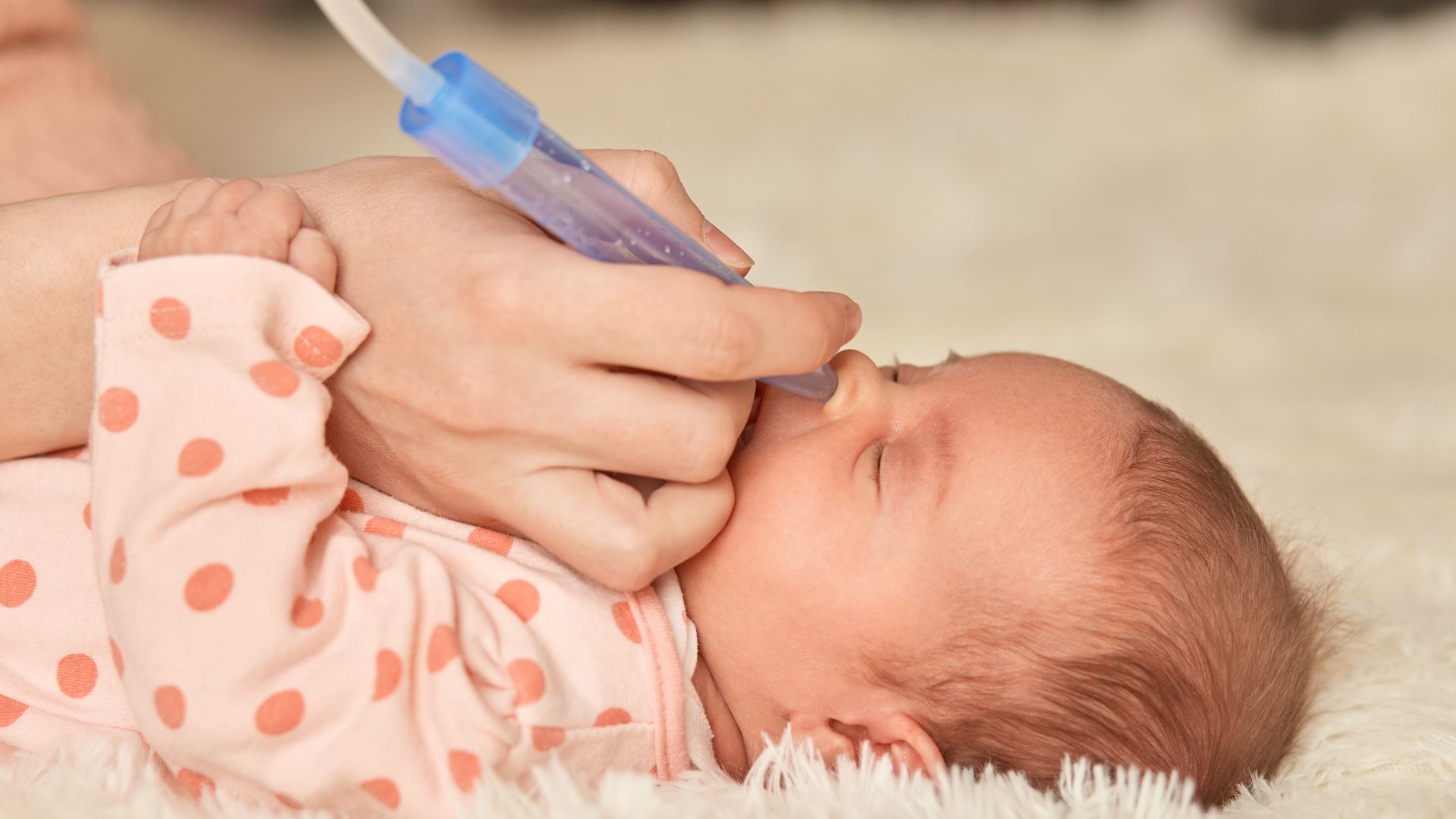 Trẻ nhỏ cần được làm sạch mũi nhẹ nhàng bằng dụng cụ chuyên dụng.