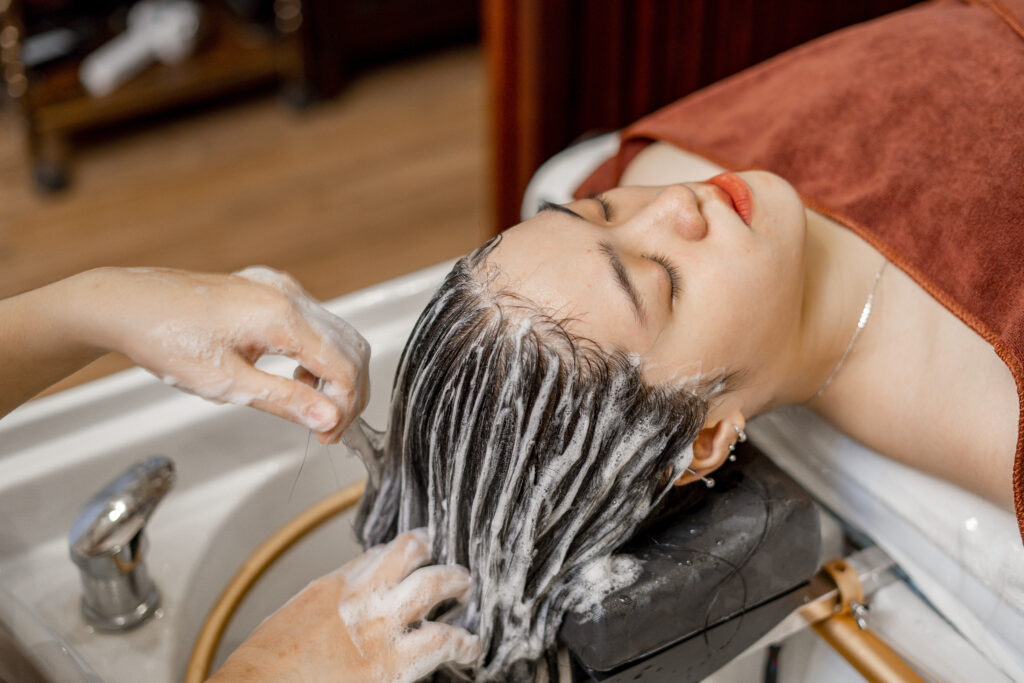 Cách gội đầu đúng cũng là yếu tố quan trọng để phòng chống gàu.