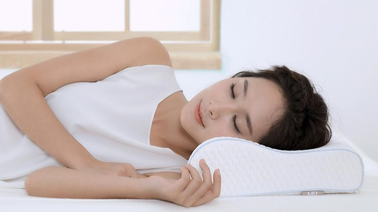 Kê cao gối ngủ là cách thông mũi khi bị nghẹt an toàn