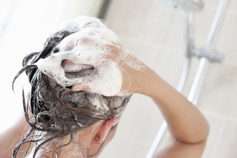 Cần lựa chọn đúng dầu gội để tình trạng da dầu được cải thiện
