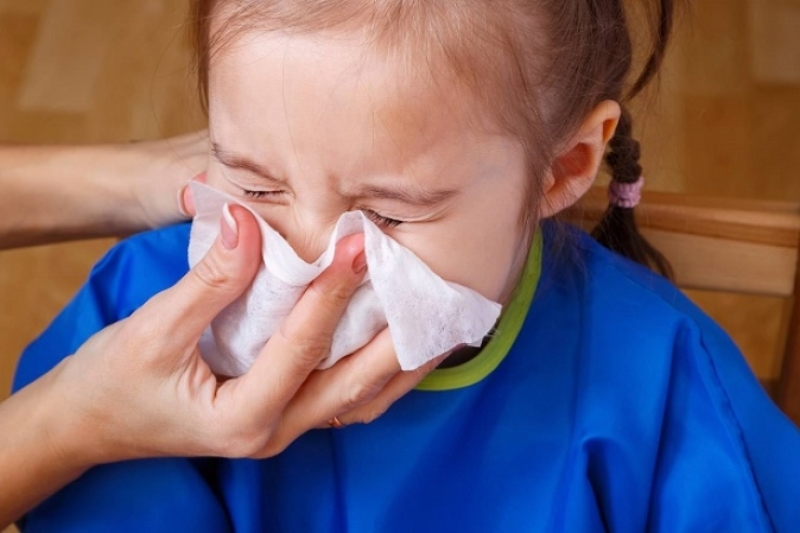 Viêm đường hô hấp trên thường là nguyên nhân khiến trẻ bị nghẹt mũi