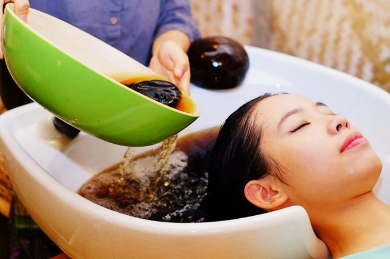 Dùng dầu gội thảo dược hỗ trợ giảm ngứa và rụng tóc