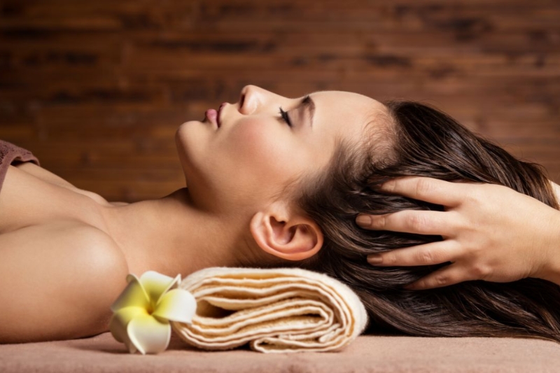 Massage da đầu giúp lưu thông, hỗ trợ kích thích mọc tóc
