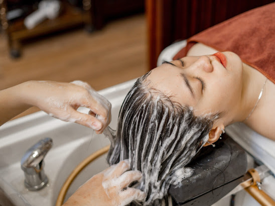 Gội đầu bằng dầu gội sạch gàu là để da đầu được làm sạch đúng cách