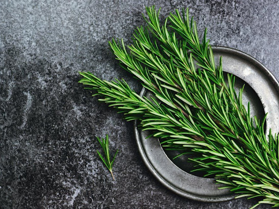 Ngày nay các thành phần thảo dược thiên nhiên được ưa chuộng trong dầu gội