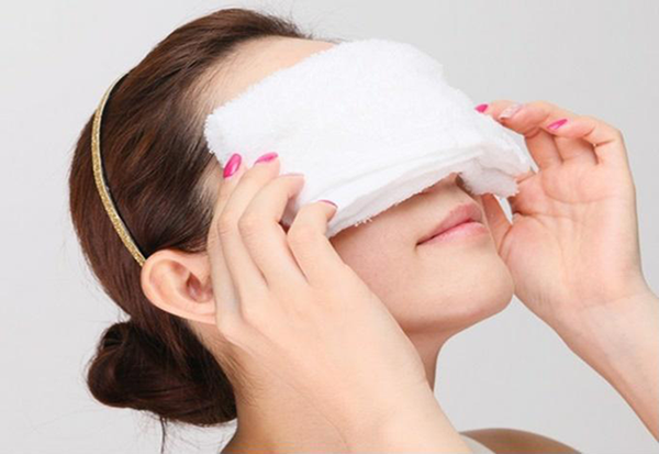 Chườm khăn ấm vùng xoang mũi giúp làm dịu cảm giác tắc nghẽn nhanh chóng cũng là cách chữa nghẹt mũi ngay lập tức