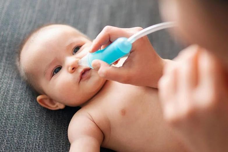 Làm sạch mũi giúp giảm nghẹt mũi ở trẻ sơ sinh