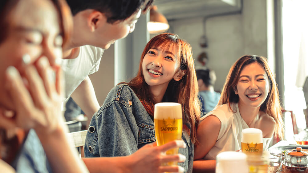 Thói quen xấu trong sinh hoạt cũng là nguyên nhân tại sao gội đầu xong vẫn còn gàu