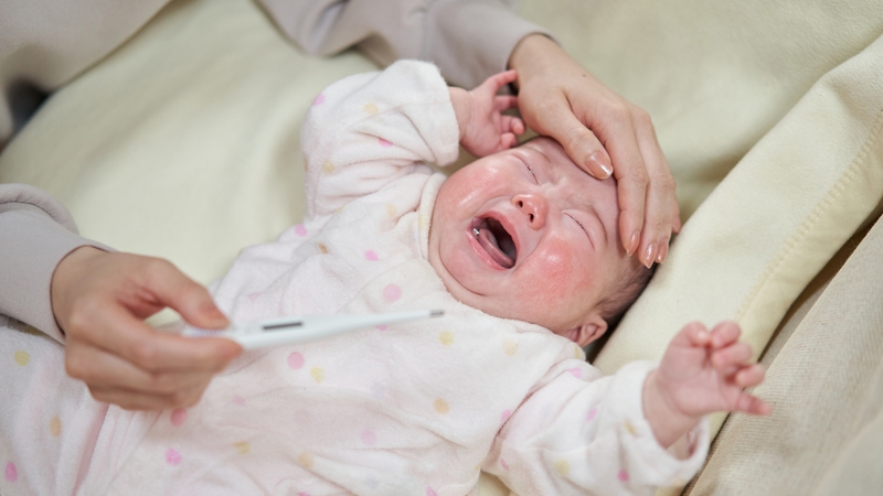 Trẻ sơ sinh rất dễ bị viêm đường hô hấp trên khi tiếp xúc với tác nhân gây bệnh