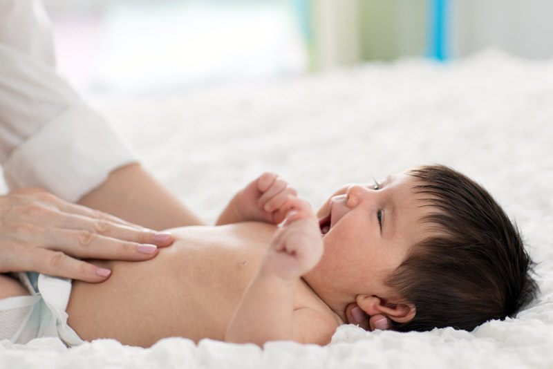 be-2-thang-tuoi-bi-tao-bon-5