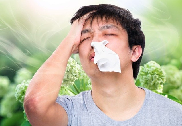 Hắt hơi và chảy nước mũi là triệu chứng điển hình của bệnh viêm mũi.