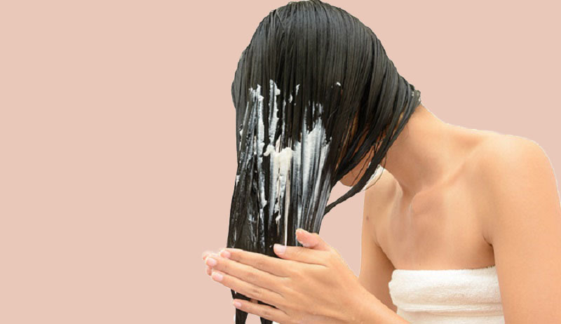 Sử dụng dầu gội đúng cách để tránh làm tổn thương da đầu.