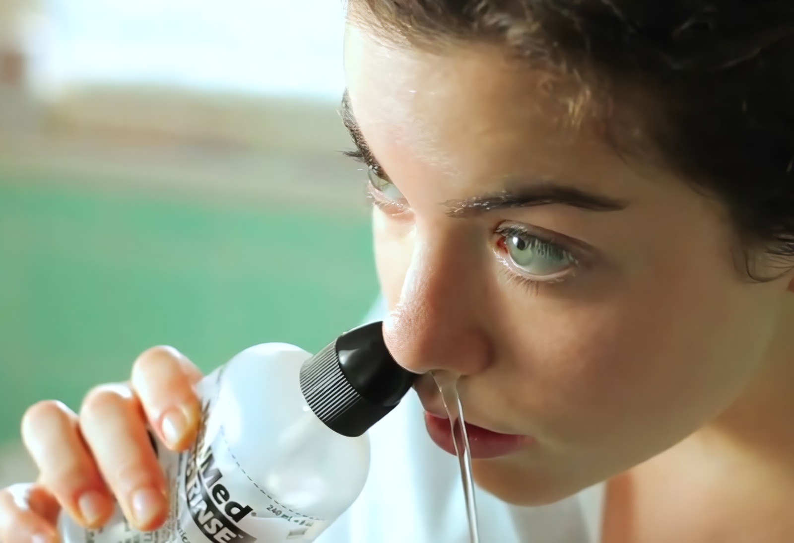 Sử dụng bình xịt nước muối sinh lý là một cách giảm sổ mũi nghẹt mũi hiệu quả