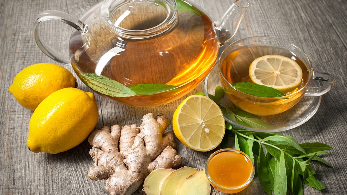 Uống trà nóng, đặc biệt là trà gừng hoặc mật ong, không chỉ giúp giảm sổ mũi mà còn giúp làm ấm cơ thể.