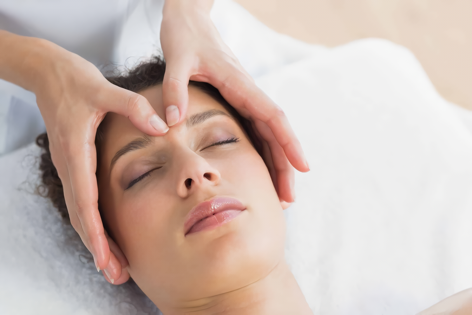 Massage nhẹ nhàng các điểm ở vùng mặt giúp giảm áp lực xoang và cải thiện tình trạng nghẹt mũi.