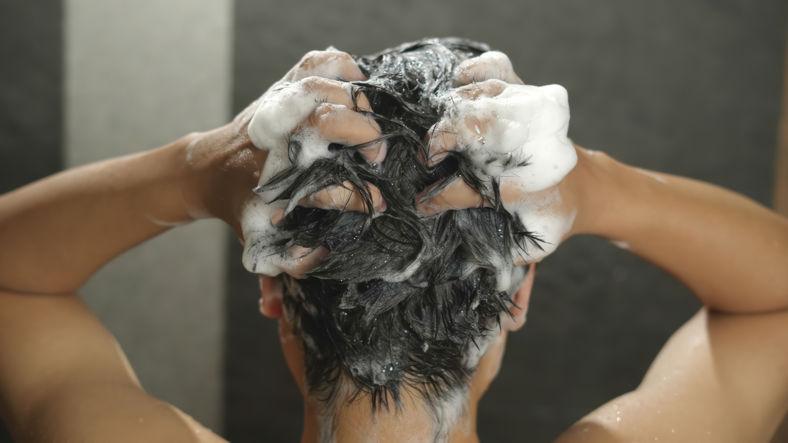 Kết hợp dầu gội trị gàu và dầu gội dịu nhẹ là cách gội đầu hiệu quả