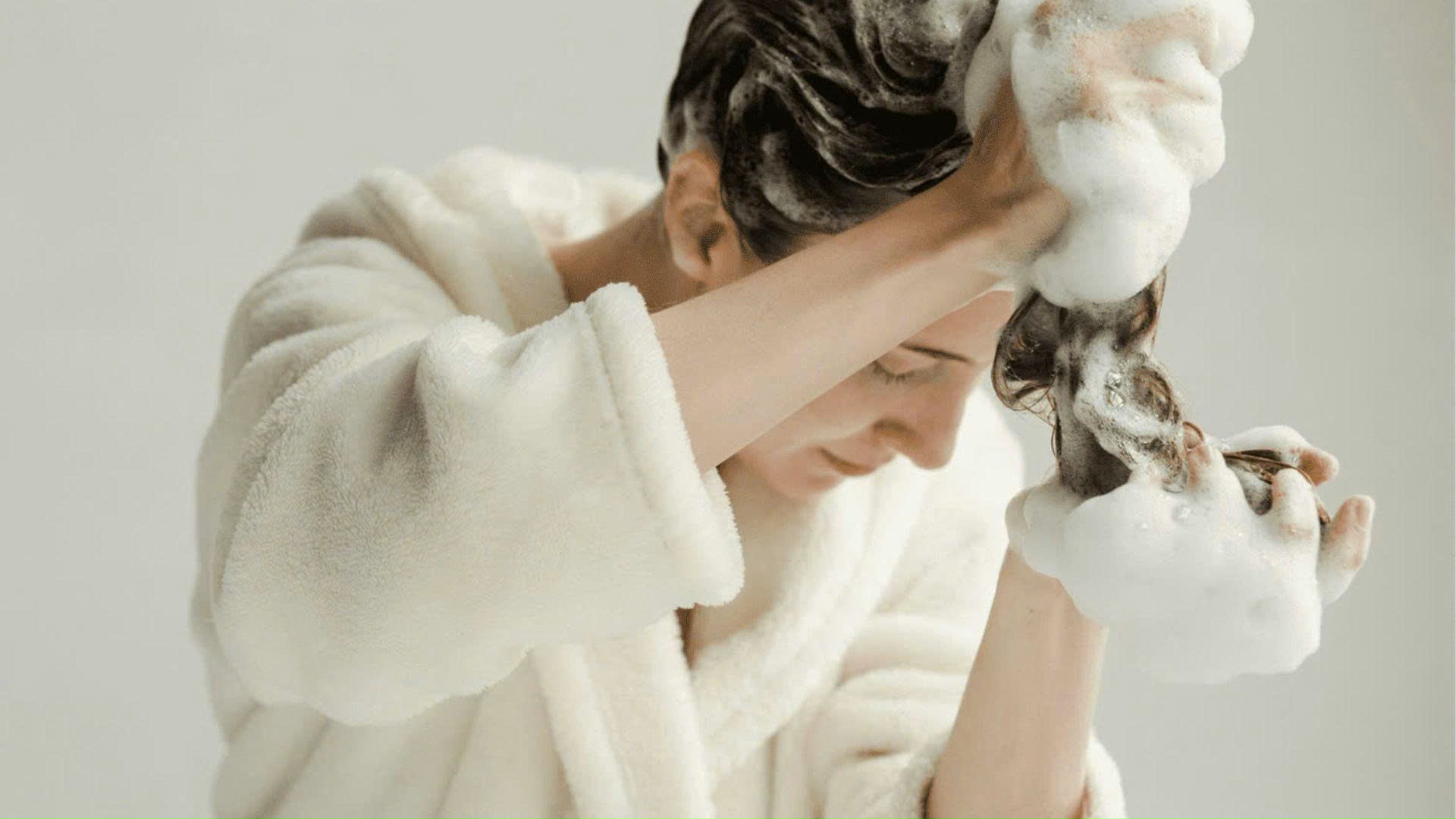 Tạo bọt trước khi thoa lên tóc giúp các hoạt chất phát huy tác dụng tốt nhất.