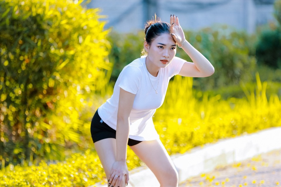 Người đổ nhiều mồ hôi cần gội thường xuyên để ngừa gàu tái phát.