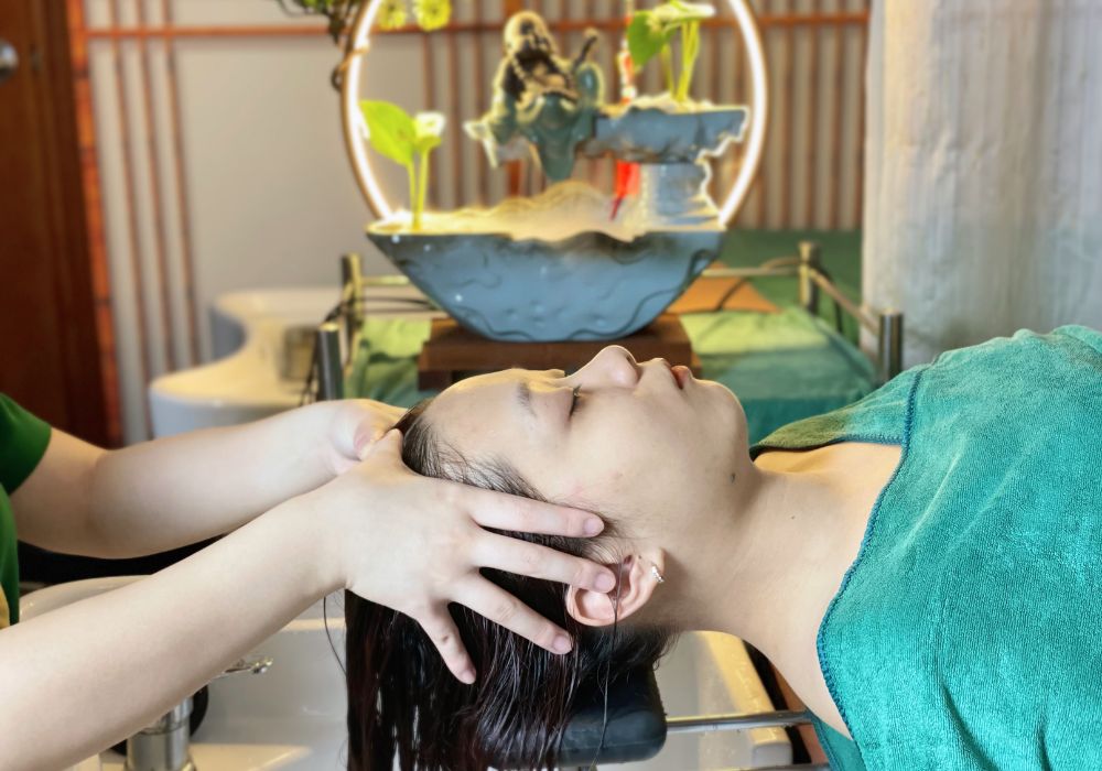 Kỹ thuật massage đúng cách là bước quan trọng nhất trong cách gội đầu trị gàu.