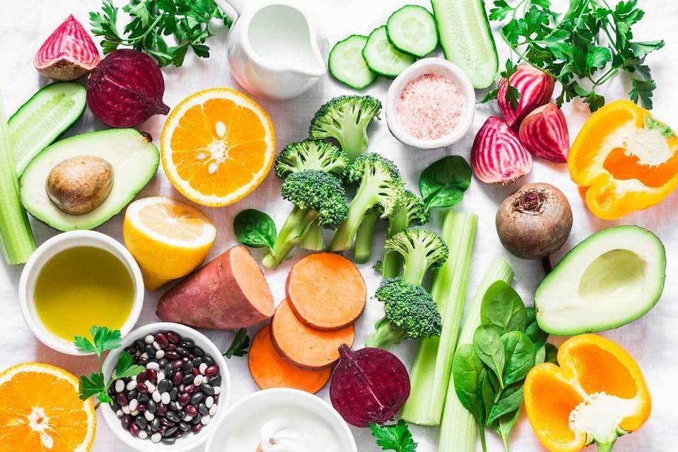 Bổ sung dinh dưỡng từ bên trong là cách hết gàu và rụng tóc lâu dài.