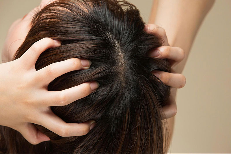 Kỹ thuật massage bằng đầu ngón tay giúp làm sạch sâu và kích thích da đầu.