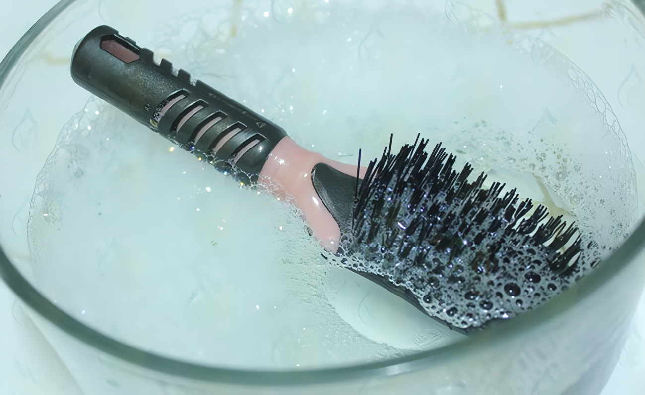 Vệ sinh lược và kẹp tóc là một cách hiệu quả để ngăn ngừa gàu.