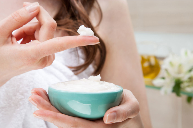 Thoa dầu xả đúng vị trí giúp dưỡng tóc mà không gây bì, bùi bẩn.