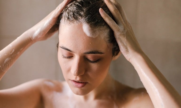 Bạn có thể áp dụng cách trị gàu cho da đầu bằng tẩy tế bào chết