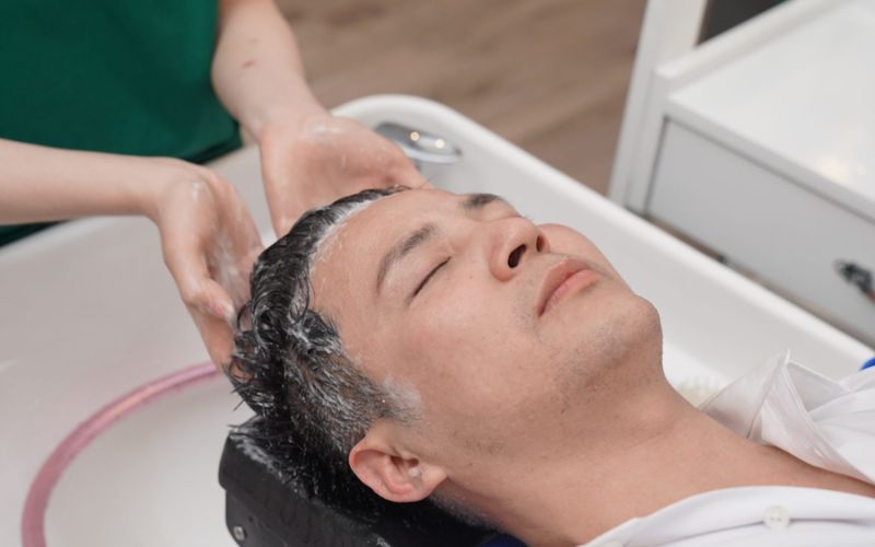 Gội đầu đều đặn giúp làm sạch dầu thừa và tế bào chết, ngăn chặn gàu.
