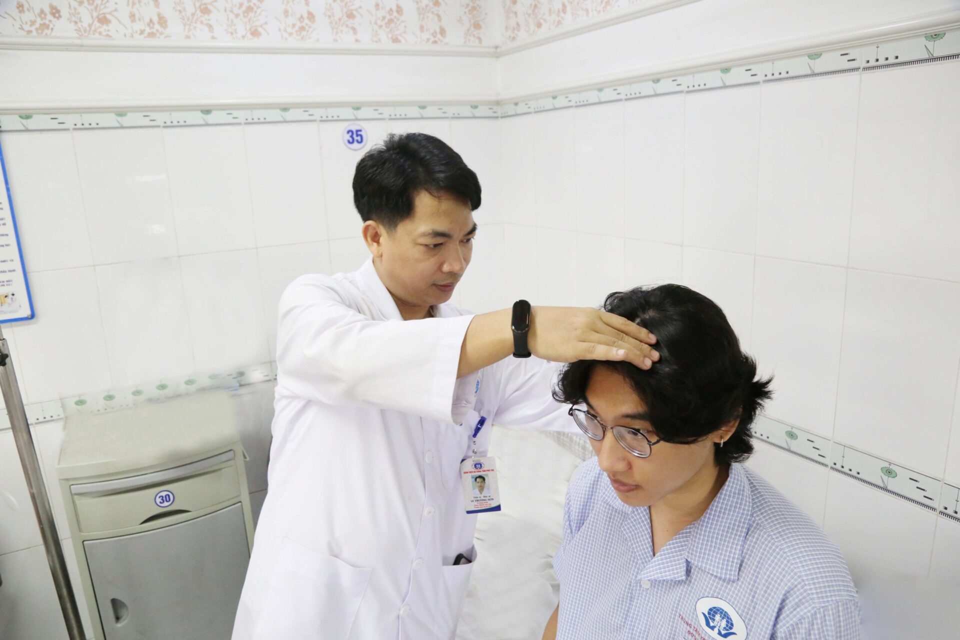 Thăm khám bác sĩ nếu tình trạng gàu nặng, kéo dài.