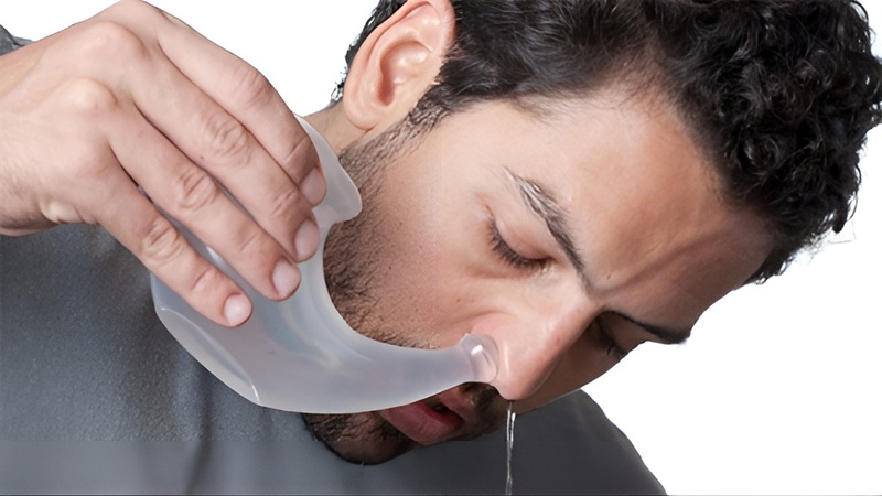 Việc sử dụng nước muối vệ sinh mũi là cách trị viêm mũi tại nhà hiệu quả