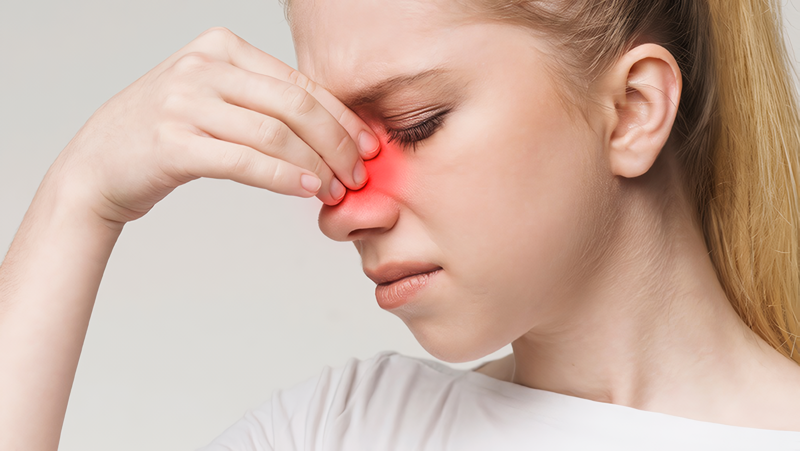 Tình trạng nghẹt mũi là một trong những triệu chứng nổi bật của bệnh viêm xoang cấp