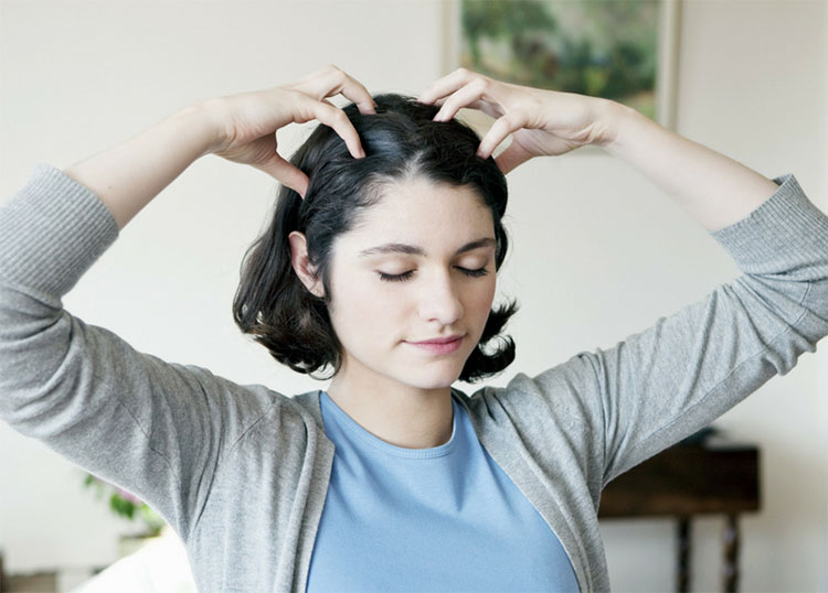 Bí quyết giúp tóc mọc nhanh và dày là massage da đầu