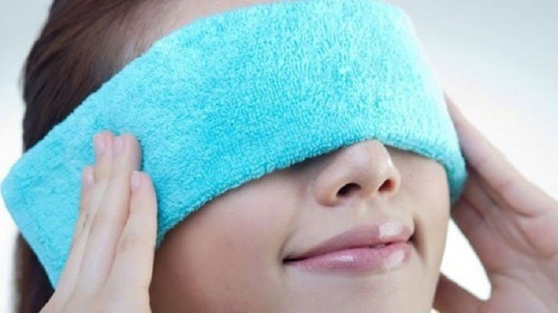 Chườm ấm để giảm các triệu chứng của viêm xoang dị ứng.