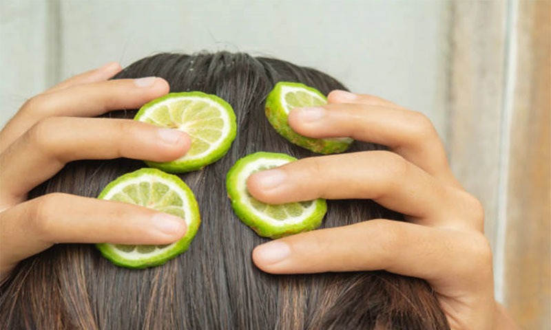 Dùng chanh tươi giúp trị hết gàu và loại bỏ dầu thừa.