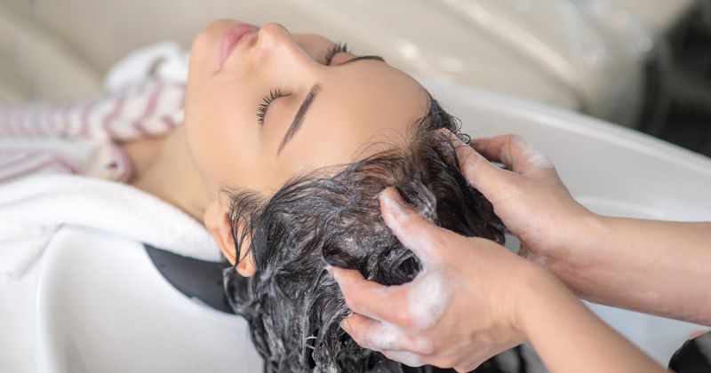 Gội đầu đúng cách cũng là kỹ năng nhằm hạn chế tình trạng rụng tóc giúp tăng tóc mọc dày