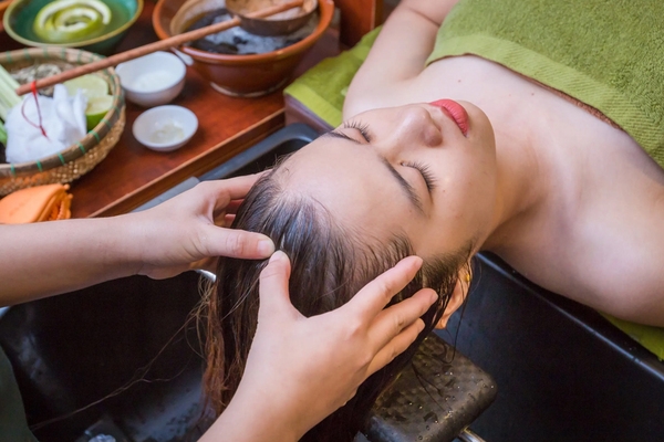 Massage da đầu giúp tăng tuần hoàn máu kích thích nang tóc giúp tóc mọc nhanh