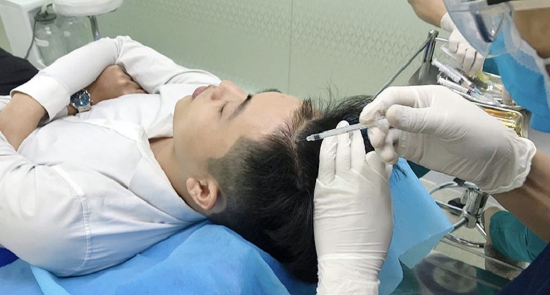 Soi cấy nấm để xác định chắc chắn bạn có bị nấm da đầu hay không.