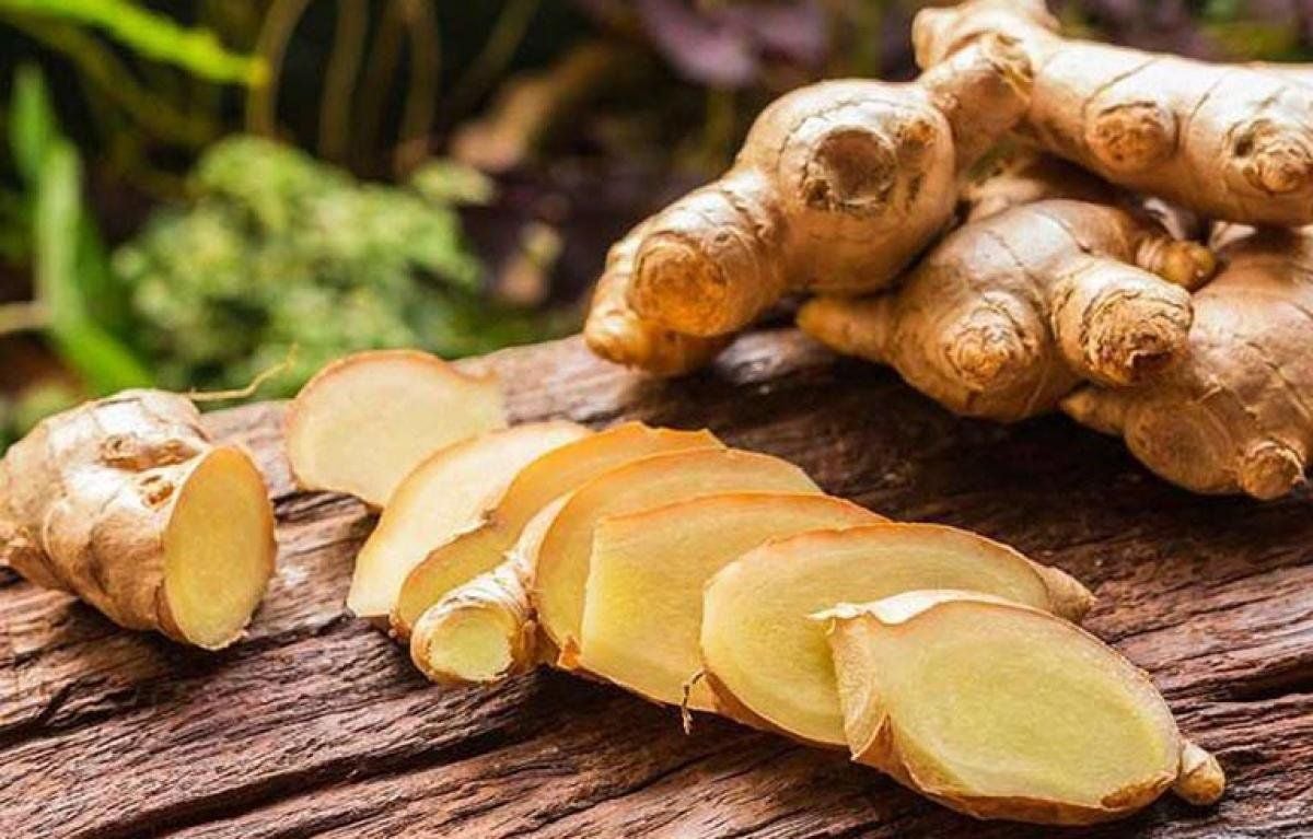 Gừng chứa hoạt chất gingerol có tác dụng kháng viêm và giảm histamine.