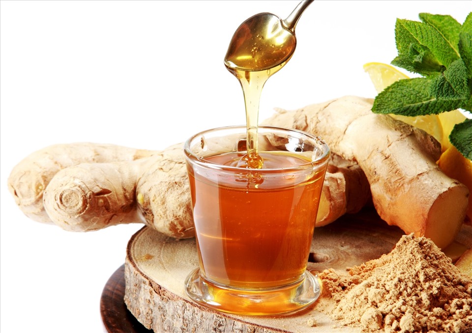 Trà gừng mật ong giúp kháng viêm, làm ấm phổi và giảm nghẹt mũi hiệu quả.