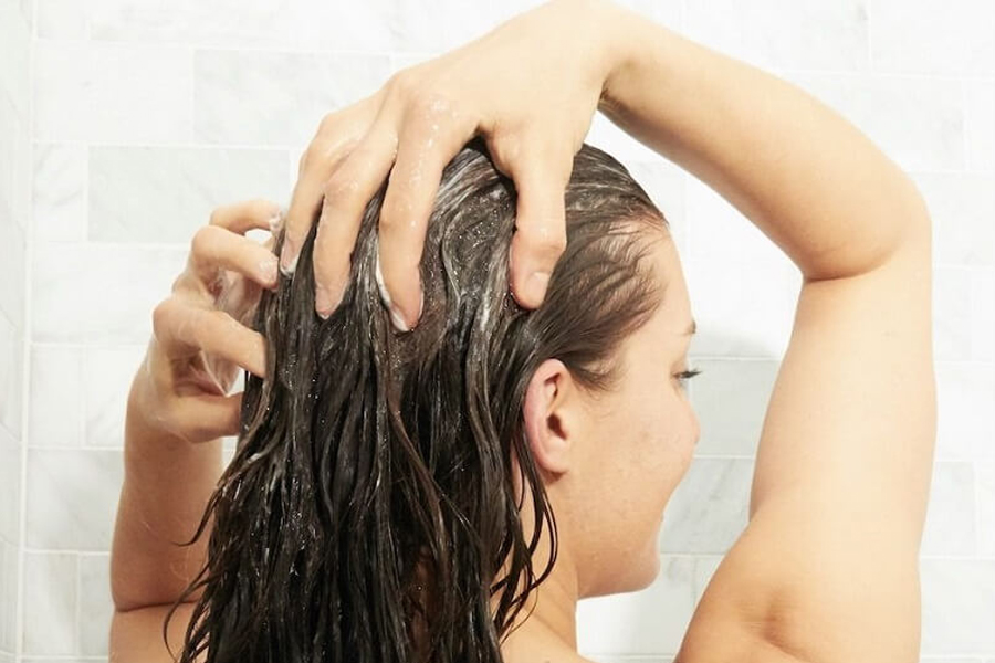 Gội đầu đúng cách giúp dầu gội đặc trị phát huy tác dụng