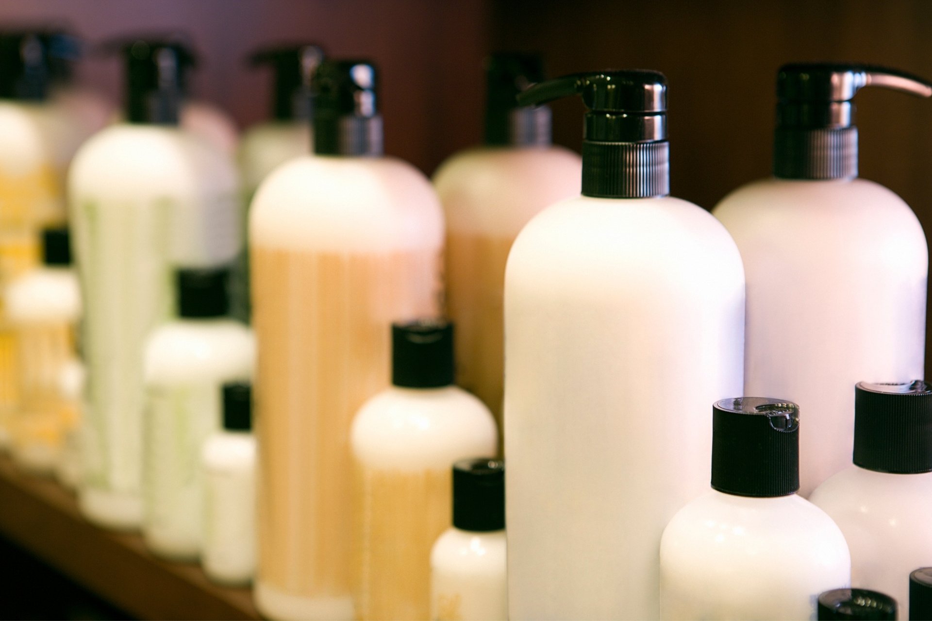 Việc thay đổi liên tục dầu gội có thể khiến da đầu mất ổn định pH