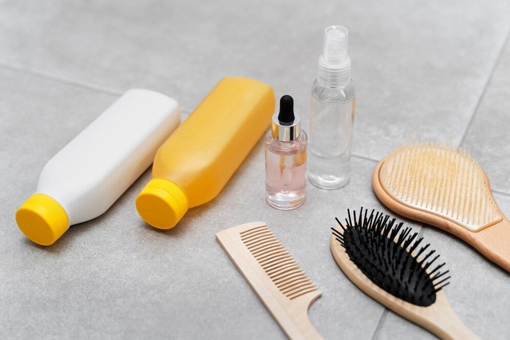 Các loại dầu gội chứa hóa chất công nghiệp làm tóc dễ khô xơ và rụng nhiều hơn