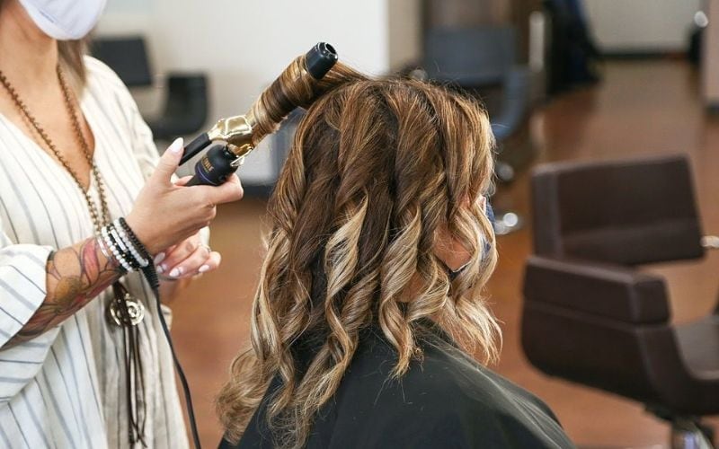 Hạn chế tác dụng nhiệt lên tóc giúp tóc giảm bớt tình trạng khô xơ gãy rụng