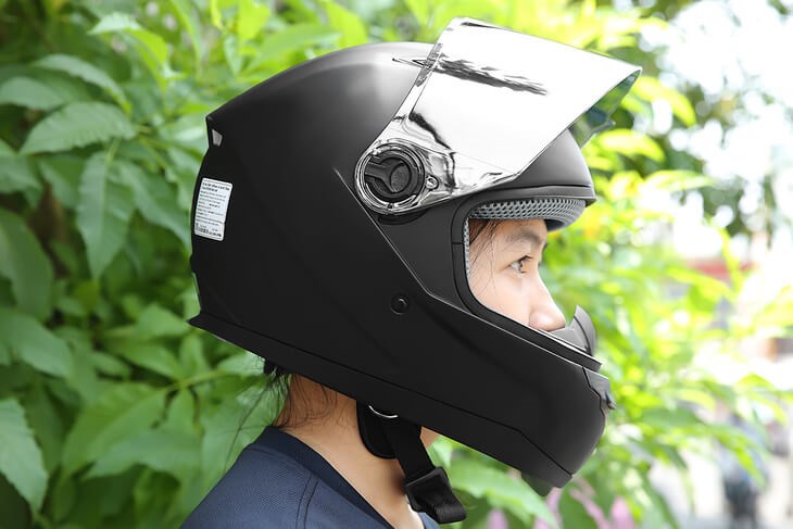 Việc đội mũ bảo hiểm nóng nực kín bít đổ mồ hôi là môi trường lý tưởng phát triển nấm đầu