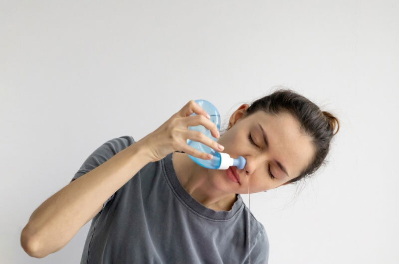 Rửa mũi đúng cách giúp loại bỏ dị nguyên, giảm nghẹt mũi và làm sạch khoang mũi tự nhiên.