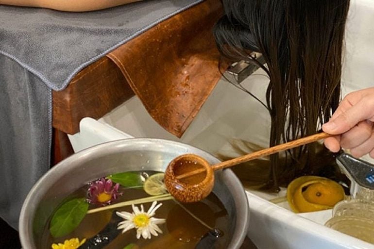 Thảo dược thiên nhiên giúp hỗ trợ kháng nấm, giảm ngứa và phục hồi da đầu.