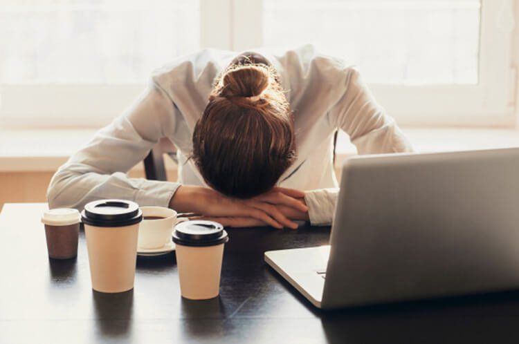 Căng thẳng và thiếu ngủ gây co mạch máu nuôi tóc